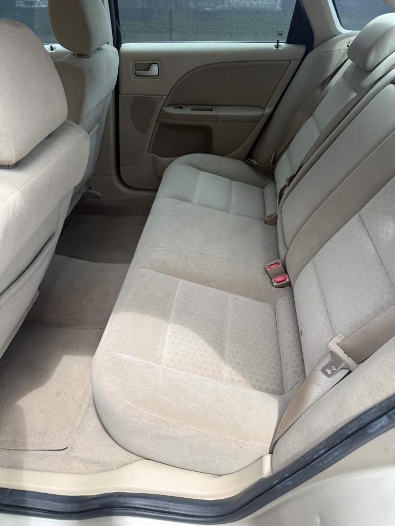 2005 Ford Five Hundred SEL - Photo 10